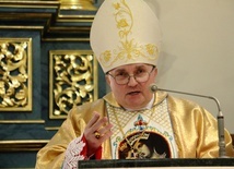 Bp Mastalski: Niektórzy chcą wypchnąć młodzież z Kościoła