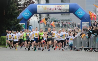 Lubin. Tysiące biegaczy na Biegu Papieskim