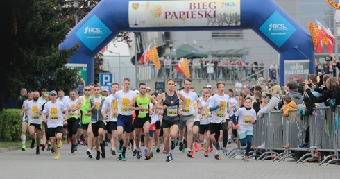 Lubin. Tysiące biegaczy na Biegu Papieskim