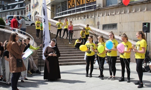 Balony z literami imienia Carlo Acutisa towarzyszyły opowieści o jego życiu.