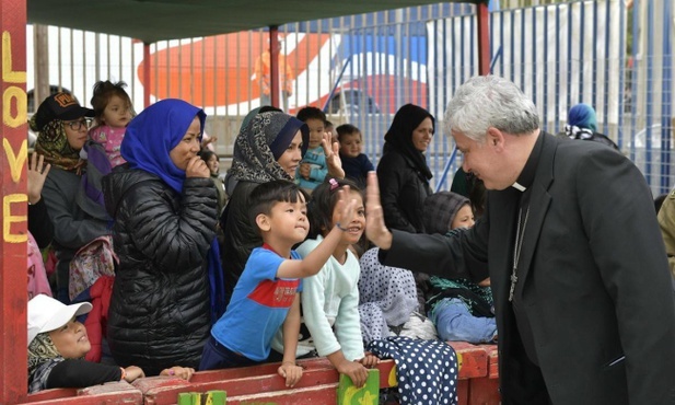 Kard. Krajewski: nie pozwala się pomóc uchodźcom na Lesbos