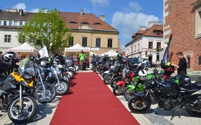 Nowoczesne motocykle i zabytkowe samochody w Sandomierzu 