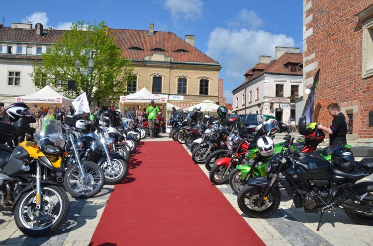 Nowoczesne motocykle i zabytkowe samochody w Sandomierzu 