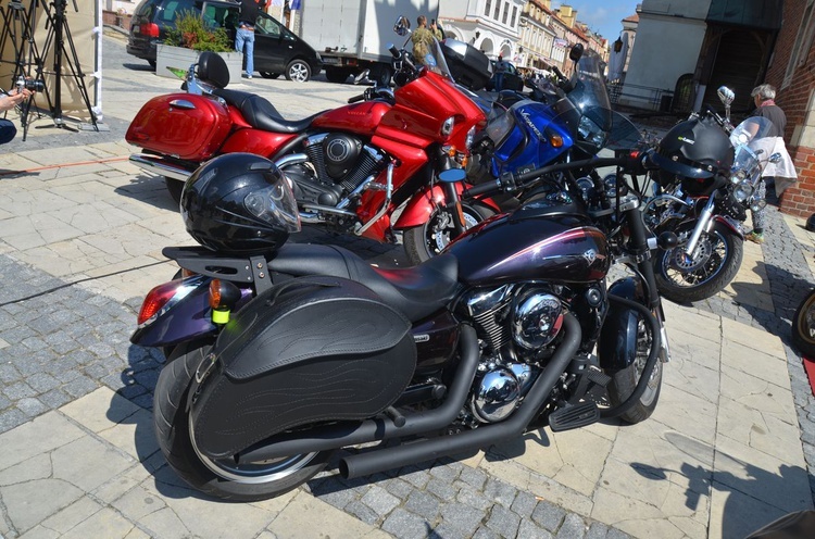 Nowoczesne motocykle i zabytkowe samochody w Sandomierzu 