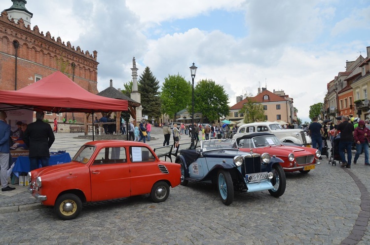 Nowoczesne motocykle i zabytkowe samochody w Sandomierzu 