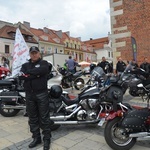 Nowoczesne motocykle i zabytkowe samochody w Sandomierzu 