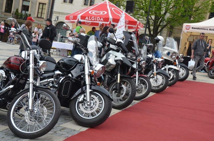 Nowoczesne motocykle i zabytkowe samochody w Sandomierzu 