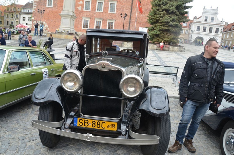 Nowoczesne motocykle i zabytkowe samochody w Sandomierzu 