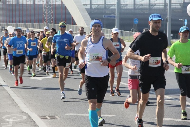 600 osób wzięło udział w kolejnym maratonie w Lublinie.