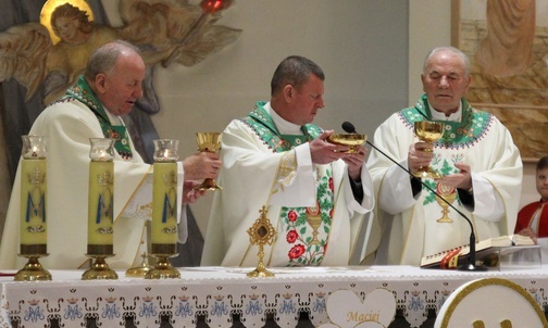 Od lewej: ks Mieczysław Danieczyk, ks. Marek Łapczyński i ks. Michał Boguta przy ołatrzu w Kozach-Gajach.