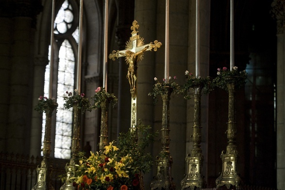 Francja: katedry ewangelizują, potwierdzają to neofici