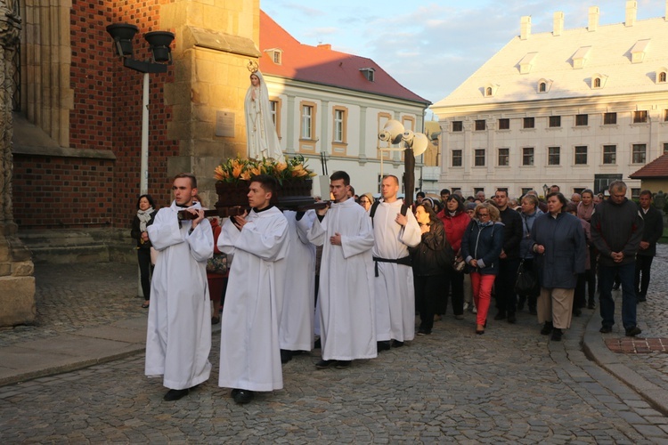 Nabożeństwo fatimskie w archikatedrze wrocławskiej w 102. rocznicę objawień w Fatimie