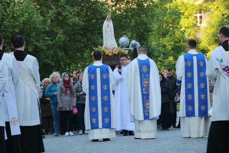 Nabożeństwo fatimskie w archikatedrze wrocławskiej w 102. rocznicę objawień w Fatimie