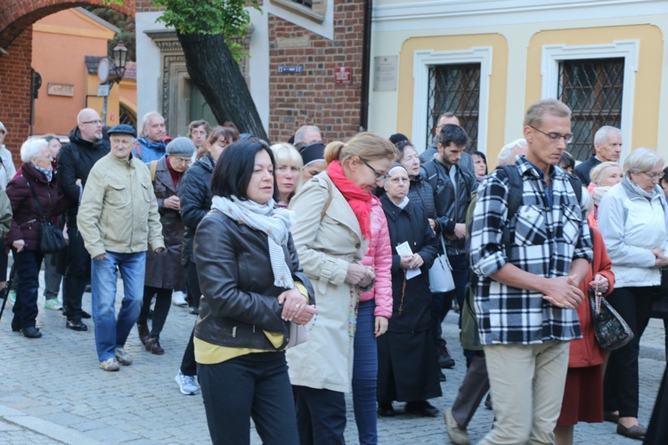 Nabożeństwo fatimskie w archikatedrze wrocławskiej w 102. rocznicę objawień w Fatimie