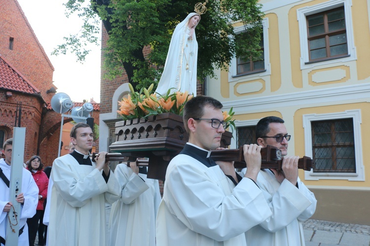 Nabożeństwo fatimskie w archikatedrze wrocławskiej w 102. rocznicę objawień w Fatimie