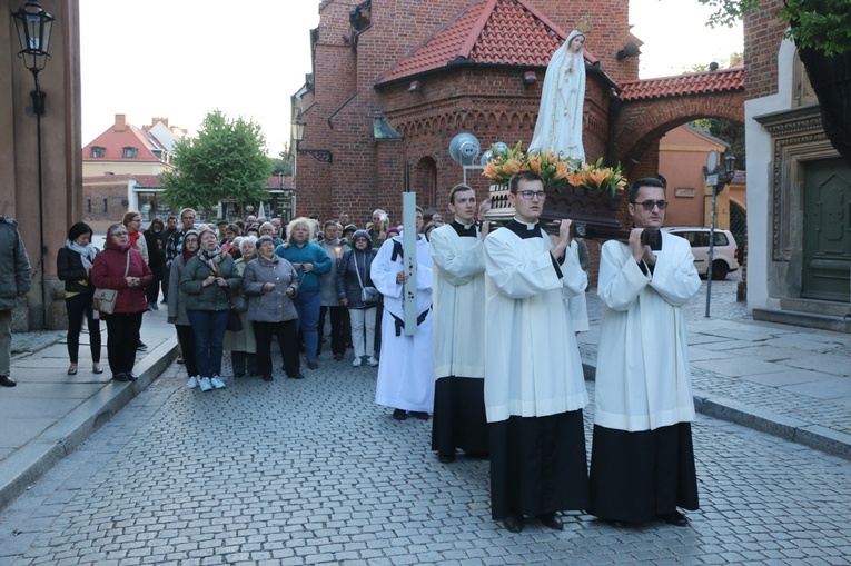 Nabożeństwo fatimskie w archikatedrze wrocławskiej w 102. rocznicę objawień w Fatimie