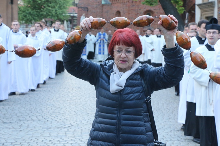 Nabożeństwo fatimskie w archikatedrze wrocławskiej w 102. rocznicę objawień w Fatimie