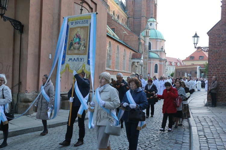 Nabożeństwo fatimskie w archikatedrze wrocławskiej w 102. rocznicę objawień w Fatimie