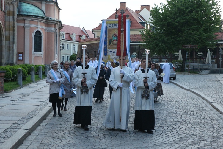 Nabożeństwo fatimskie w archikatedrze wrocławskiej w 102. rocznicę objawień w Fatimie