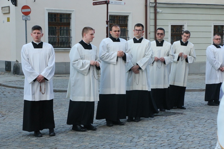 Nabożeństwo fatimskie w archikatedrze wrocławskiej w 102. rocznicę objawień w Fatimie