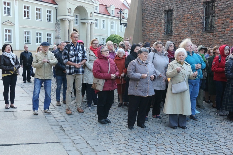 Nabożeństwo fatimskie w archikatedrze wrocławskiej w 102. rocznicę objawień w Fatimie