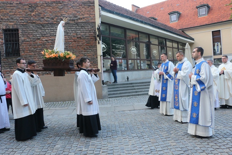 Nabożeństwo fatimskie w archikatedrze wrocławskiej w 102. rocznicę objawień w Fatimie