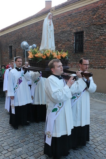 Nabożeństwo fatimskie w archikatedrze wrocławskiej w 102. rocznicę objawień w Fatimie