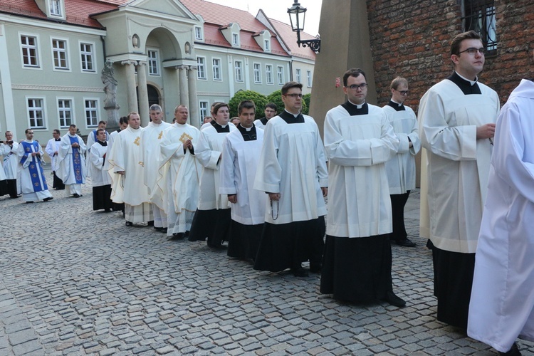 Nabożeństwo fatimskie w archikatedrze wrocławskiej w 102. rocznicę objawień w Fatimie