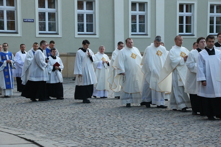 Nabożeństwo fatimskie w archikatedrze wrocławskiej w 102. rocznicę objawień w Fatimie