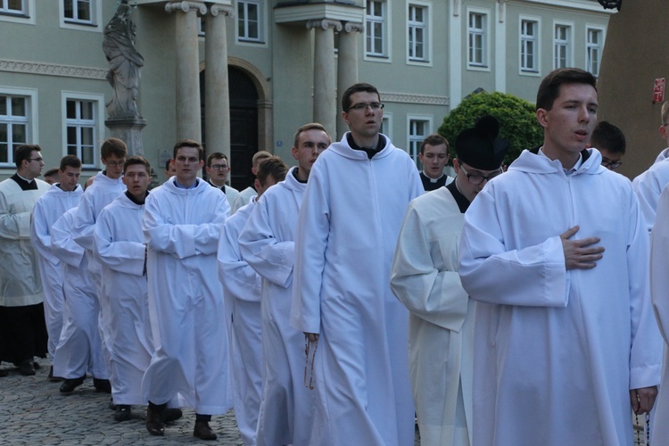 Nabożeństwo fatimskie w archikatedrze wrocławskiej w 102. rocznicę objawień w Fatimie