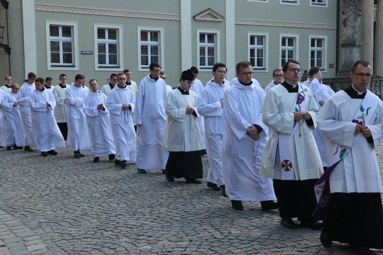 Nabożeństwo fatimskie w archikatedrze wrocławskiej w 102. rocznicę objawień w Fatimie