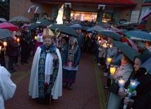 Różańcowej procesji z figurą Matki Bożej Fatimskiej ulicami osiedla przewodniczył bp Henryk Tomasik.