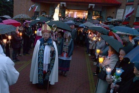 Różańcowej procesji z figurą Matki Bożej Fatimskiej ulicami osiedla przewodniczył bp Henryk Tomasik.