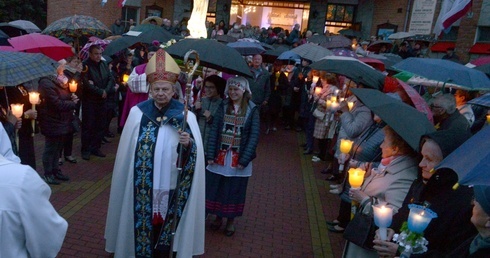 Różańcowej procesji z figurą Matki Bożej Fatimskiej ulicami osiedla przewodniczył bp Henryk Tomasik.