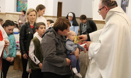 Deszcz kwiatów i cud słońca w Zaczarniu
