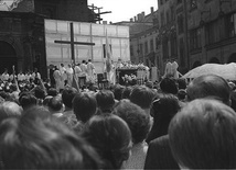 Mszy św. na Rynku Głównym (ołtarz ustawiono przed bazyliką Mariacką) przewodniczył wówczas metropolita krakowski kard. Franciszek Macharski.