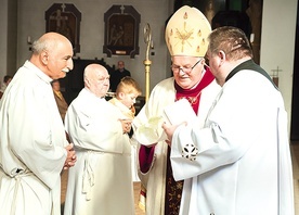 Medale przekazał wyróżnionym bp Paweł Cieślik.