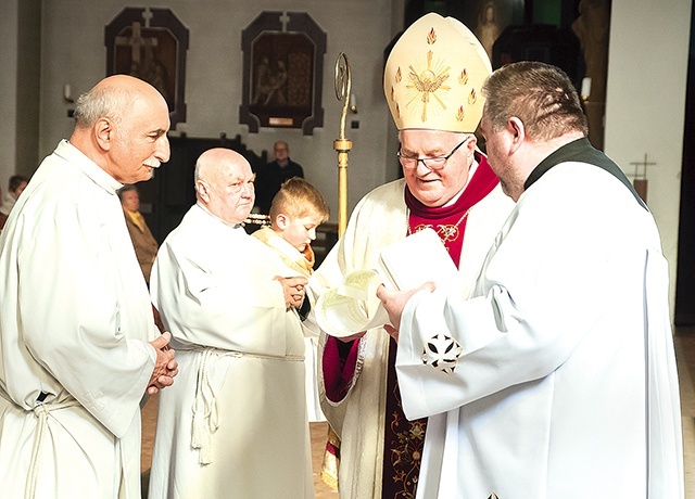 Medale przekazał wyróżnionym bp Paweł Cieślik.