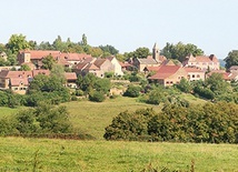 ▲	W tej burgundzkiej wiosce zamieszkał w 1940 r. brat Roger.
