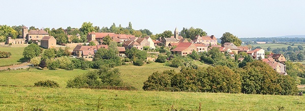 ▲	W tej burgundzkiej wiosce zamieszkał w 1940 r. brat Roger.