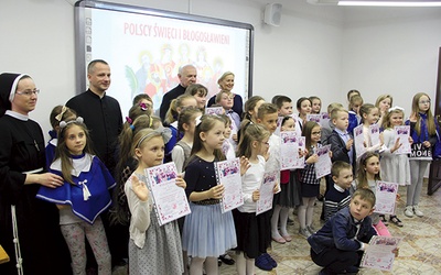 ▲	Tradycją konkursów plastycznych jest wspólna fotografia. Stoją od lewej: s. Julia Kalarus CFS, ks. Sławomir Molendowski, ks. Stanisław Łabendowicz  i Ewa Majcher.