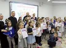 ▲	Tradycją konkursów plastycznych jest wspólna fotografia. Stoją od lewej: s. Julia Kalarus CFS, ks. Sławomir Molendowski, ks. Stanisław Łabendowicz  i Ewa Majcher.