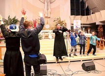 Koncert ks. Bartczaka był okazją do wspaniałej zabawy i poruszających świadectw młodych.