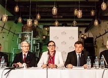 Od lewej: senator Adam Gawęda, minister inwestycji i rozwoju Jerzy Kwieciński, poseł Izabela Kloc, wiceminister środowiska prof. Mariusz--Orion Jędrysek i poseł Ireneusz Zyska na konferencji prasowej.