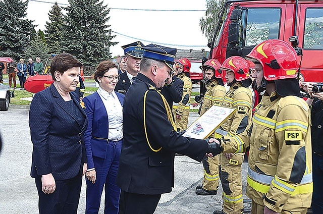 ▲	Sprzęt otrzymali zawodowi strażacy i druhowie ochotnicy.