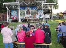 ▲	Na placu Koronacyjnym wyśpiewano głośno majowe nabożeństwo.