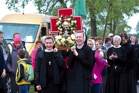 W drodze pątnicy nieśli relikwie wyniesionej na ołtarze krajanki.