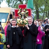 W drodze pątnicy nieśli relikwie wyniesionej na ołtarze krajanki.