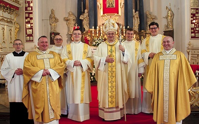 Nowo wyświęceni diakoni dla diecezji zielonogórsko- -gorzowskiej z biskupem i kapłanami.
