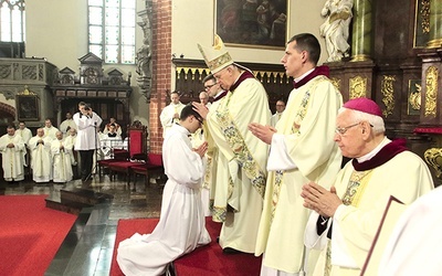 Jednym z elementów obrzędu święceń jest nałożenie rąk  przez biskupa.